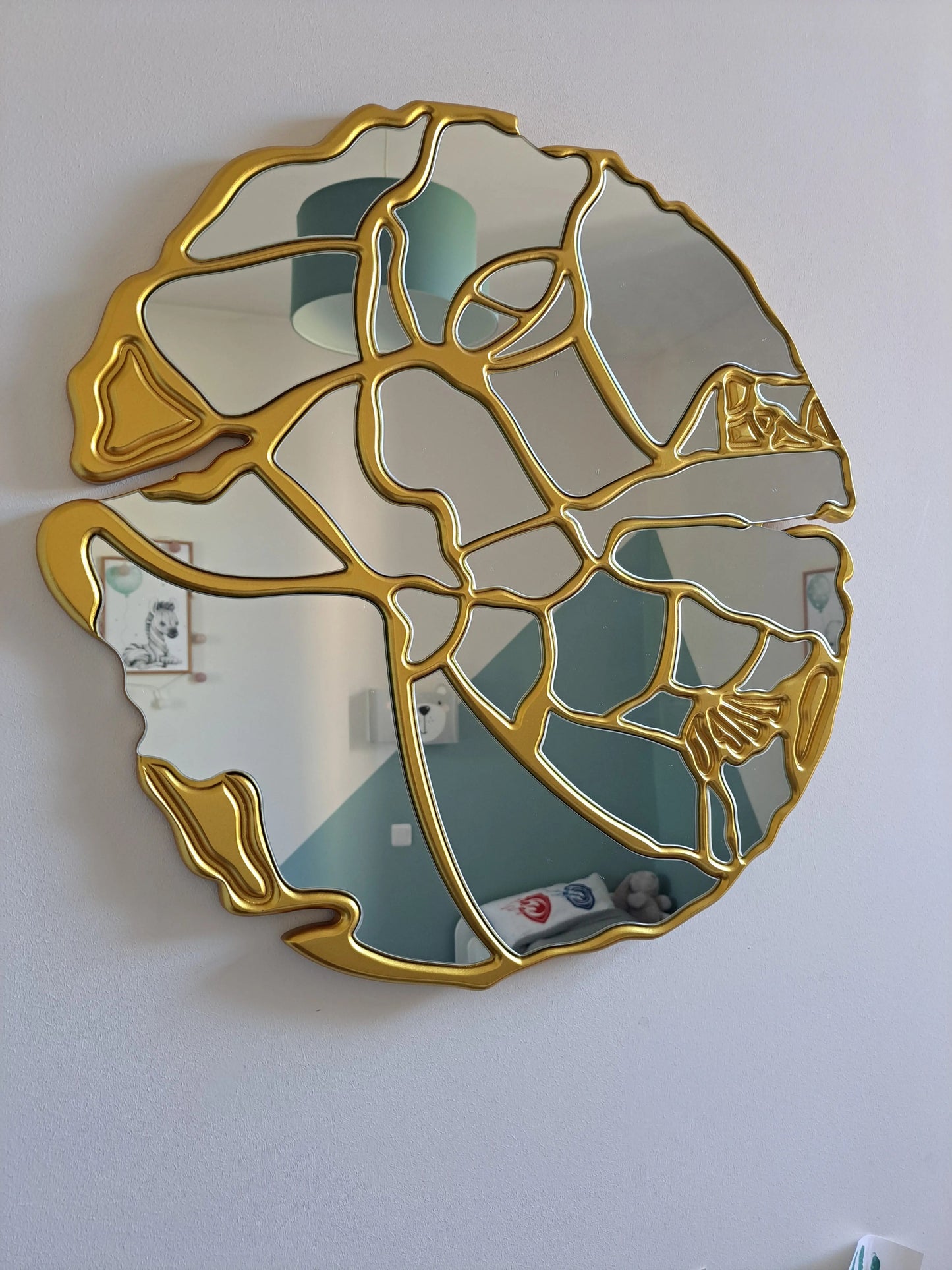 Miroir Éclat Doré 60 cm – Cadre en bois doré, design géométrique moderne - OrnaMura