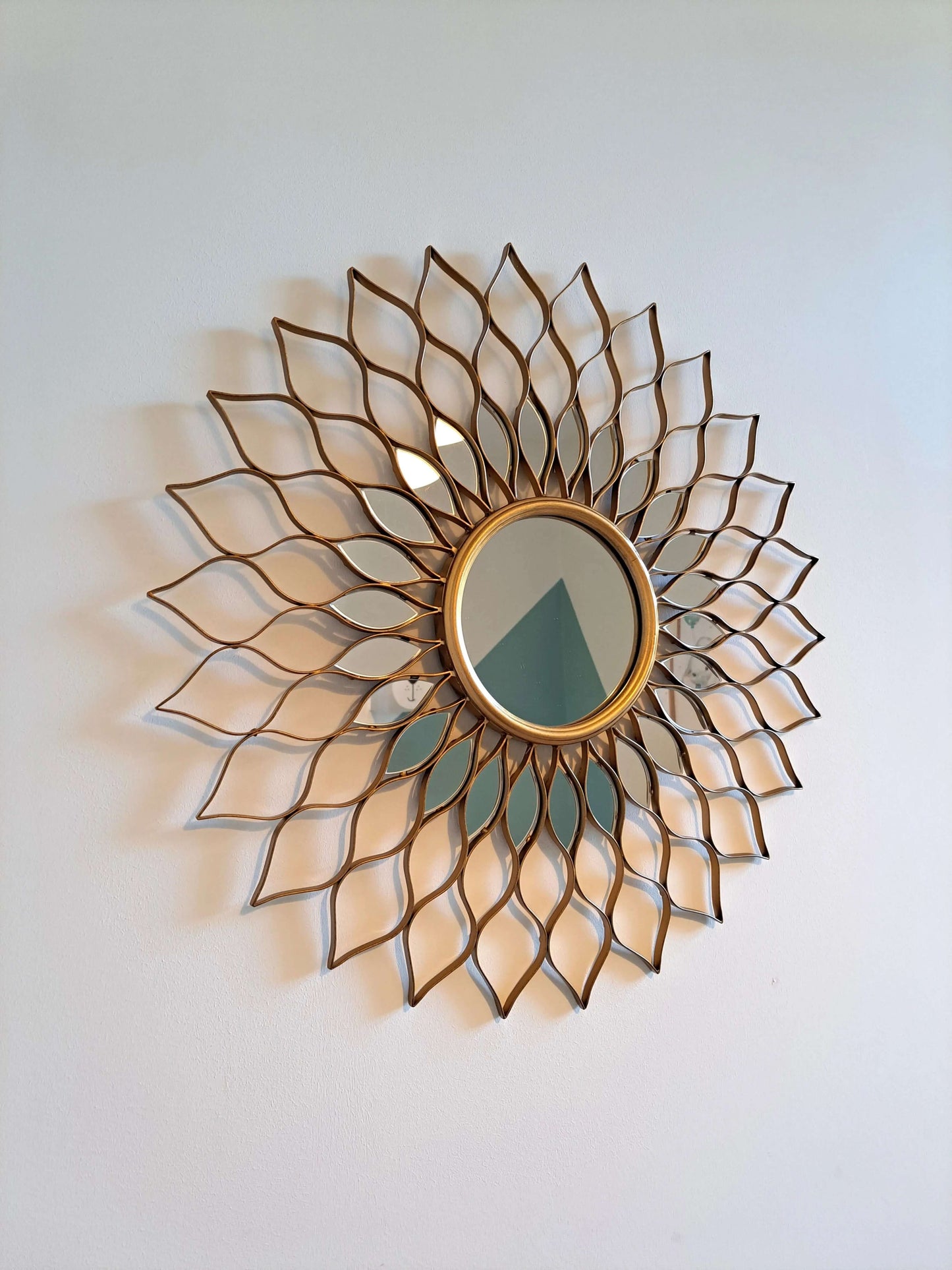 Miroir Soleil Éclatant Doré 60 cm – Déco Murale Art‑Déco & Bohème en métal doré - OrnaMura