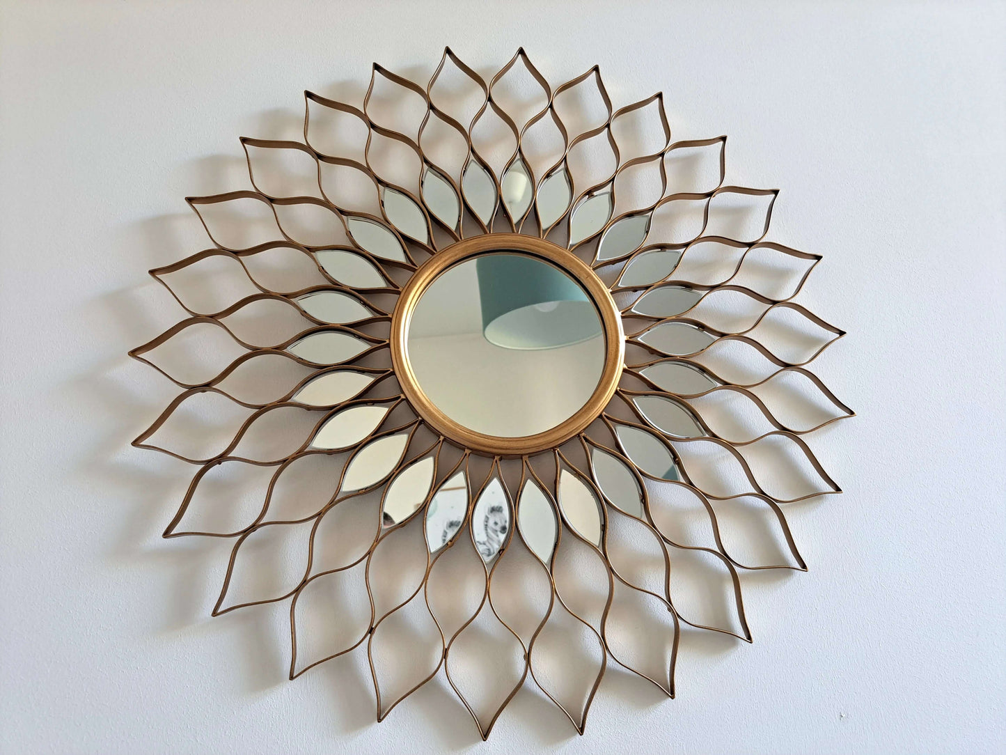 Miroir Soleil Éclatant Doré 60 cm – Déco Murale Art‑Déco & Bohème en métal doré - OrnaMura