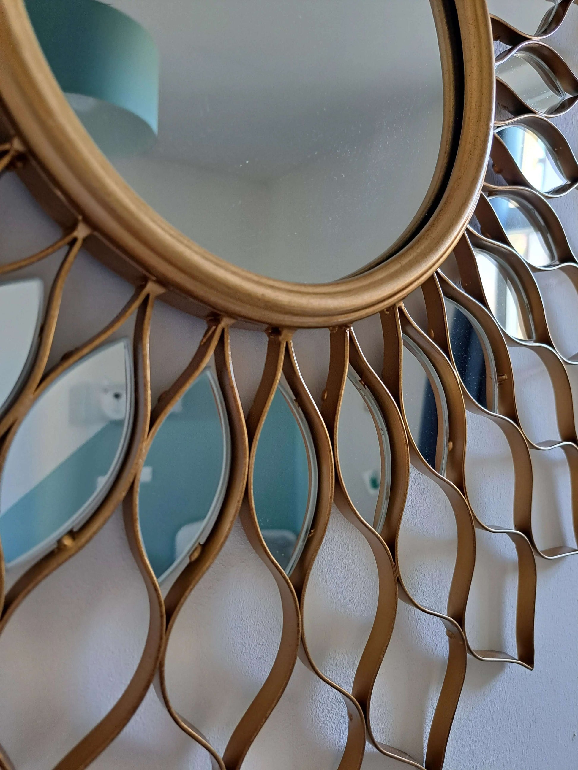 Miroir Soleil Éclatant Doré 60 cm – Déco Murale Art‑Déco & Bohème en métal doré - OrnaMura
