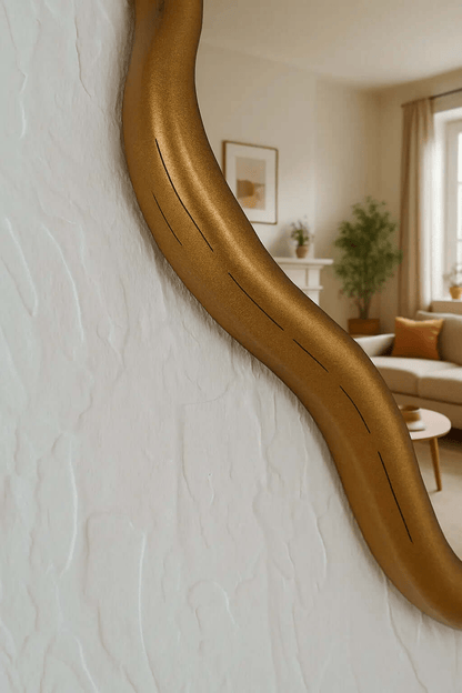 Miroir Vague d'or 60 cm en métal doré, forme ondulée élégante - OrnaMura